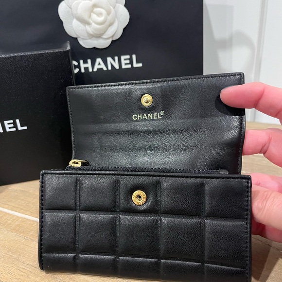 VINTAGE CHANEL 2002 Black Lambskin Choco Bar - PLASTIC ON HARDWARE - PRISTINE - Picture 9 of 10